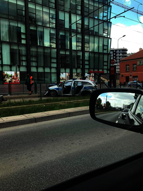 Wypadek-policyjnego-radiowozu-w-Krakowie-Krakson-TAXI-Kraków-Policja-Radiowóz-Rondo-Mogilskie-Przystanek